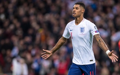 亚投国际动态-罗德里戈与教练组分析录像